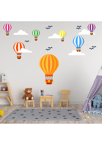 Uçan Balonlar Beyaz Bulutlar ve Kuşlar