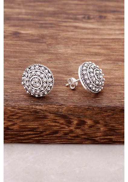 İşlemeli Çivi Topuzu Antik Tasarım Gümüş Küpe 2577