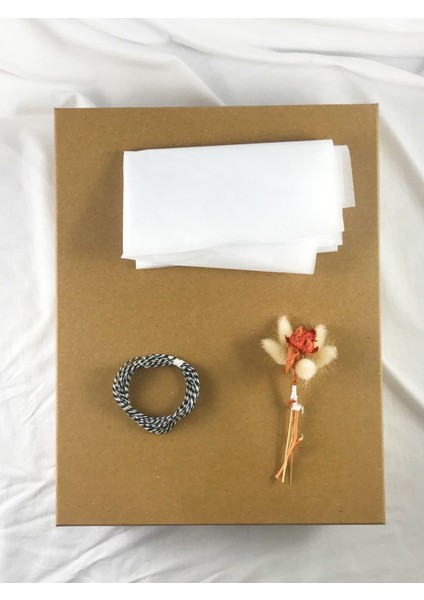 Kraft Karton Hediye Kutu Süslü 31 x 25 x 6 cm fiyatları