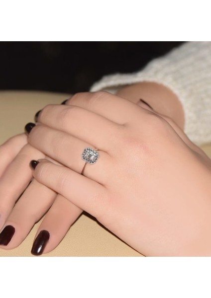 0.15 Ct. Modern Tasarım Baget Kare Tektaş Yüzük