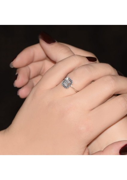 0.15 Ct. Modern Tasarım Baget Kare Tektaş Yüzük