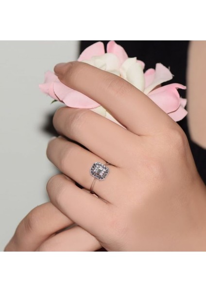 0.15 Ct. Modern Tasarım Baget Kare Tektaş Yüzük
