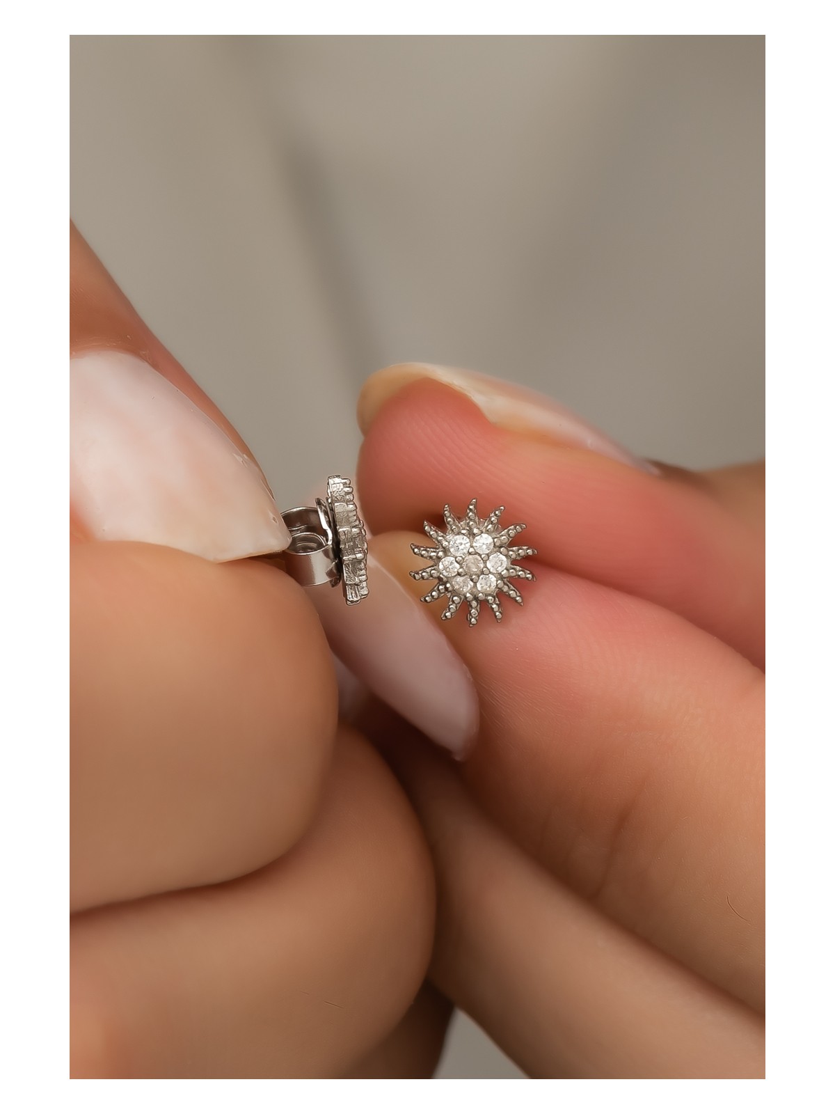 Nereze 925 Ayar Gümüş Minik Zirkon Taşlı Güneş Küpe