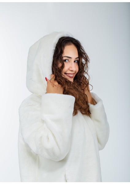 Kapşonlu Beyaz Lutr Kürk Kaban