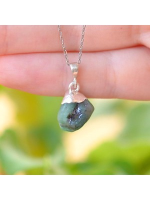 Taş Sandığı Zümrüt Taşı Gümüş Kolye - Işlenmemiş Taş