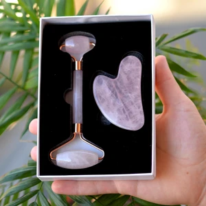 Taş Sandığı Pembe Kuvars Gua Sha Ve Roller Masaj Taşı Seti