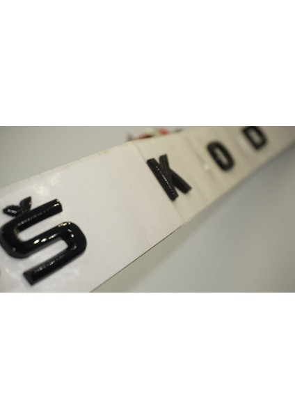 Skoda Bagaj Yeni Nesil Uzun Parlak Siyah Abs 3m 3D Yazı Logo Amblem