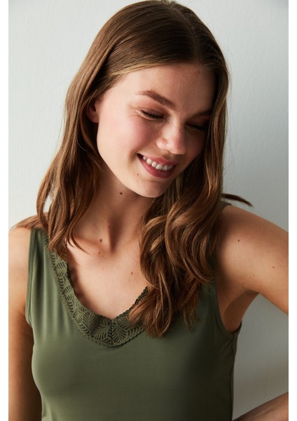 Haki Dantel Yakalı Kalın Askılı Atlet fırsatları