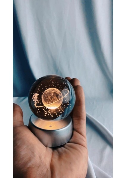 Hediye Kutusunda Satürn Temalı Işıklı 3D LED Işıklı Cam Küre Kartanesi Kolye