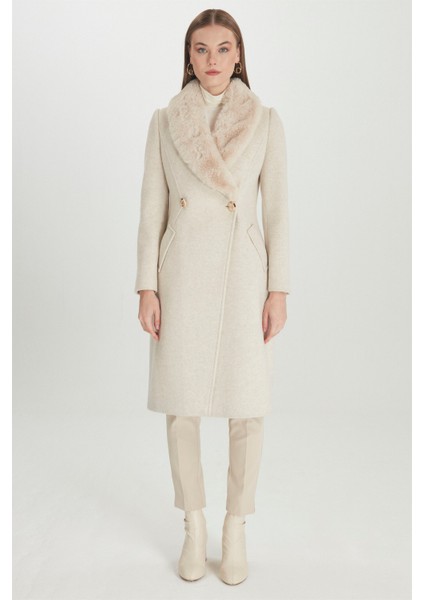 Kürk Yaka Cep Detaylı Bej Kaşe Kaban 13092 modelleri