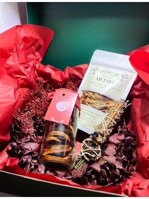 Guruyemiş Box Doğum Günü Özel Mutluluk Kutusu Kırmızı Okaliptüs Kapı Süsü Asma  Çelenk, Meyveli Müsli Zencefil Kokteyl Kiti, Lavanta Tütsüsü Konsept Hediye Seti