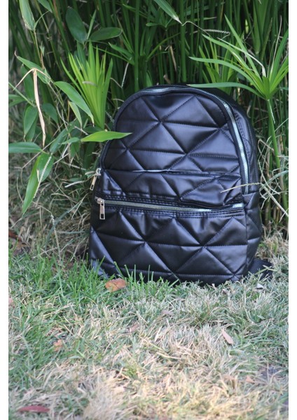 Kapitone Baklava Desenli Ön Fermuarlı Cepli Sırt Çantası