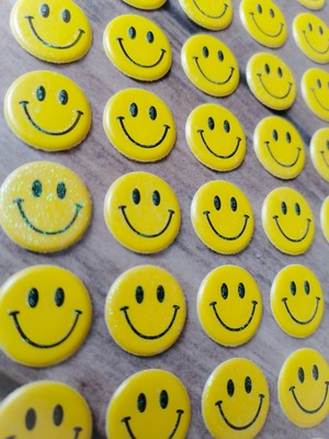 Alkazanankara Gülen Yüz Kabartmalı Emoji Sticker 44 Adet