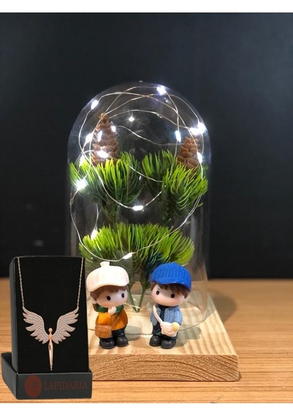 Ağaçlar Önünde Buluşan Romantik Aşıklar Işıklı Fanus ve Melek Kolye