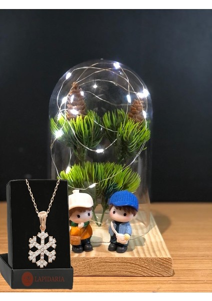 Ağaçlar Önünde Buluşan Romantik Aşıklar Işıklı Fanus ve Kartanesi Kolye