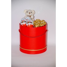 Filika Store Kırmızı Silindir Büyük Kutuda Ferrero Kinder Çikolata ve Ayıcık