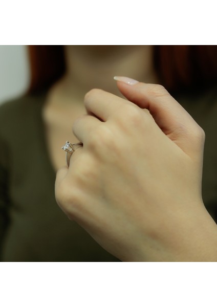 Lova E Renk 0,30 Karat Pırlanta Tektaş Yüzük 1050046