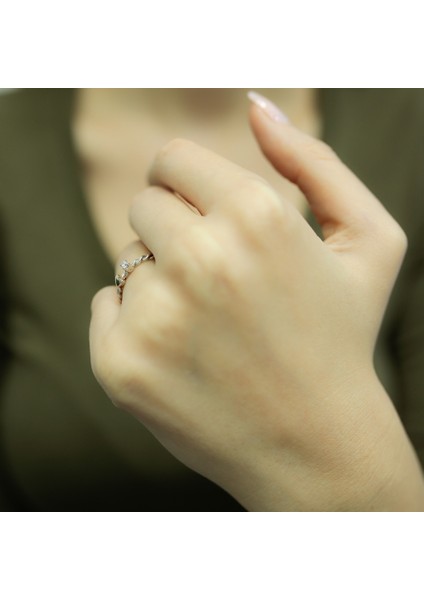 Lova F Renk 0,05 Karat Pırlanta Tektaş Yüzük 1020120