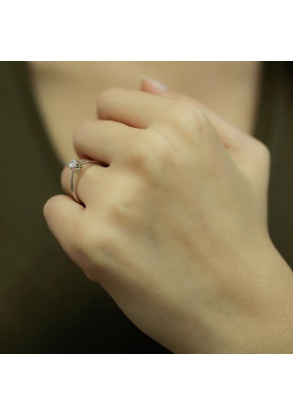 Lova F Renk 0,24 Karat Pırlanta Tektaş Yüzük 1040066