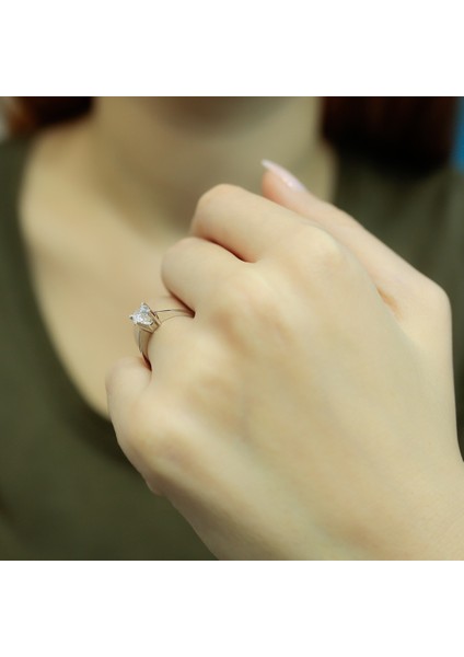 Lova E Renk 0,63 Karat Pırlanta Tektaş Yüzük 1010033
