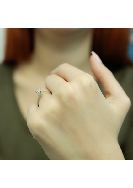 Lova 0,40 Karat Efektli Pırlanta Tektaş Yüzük 1040107 modelleri