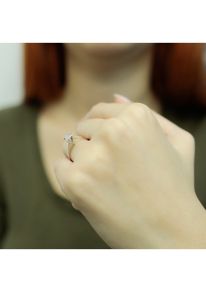 Lova 0,50 Karat Efektli Pırlanta Tektaş Yüzük 1040108 modelleri