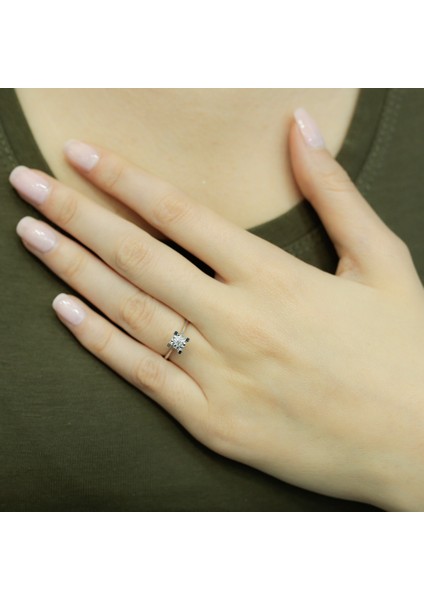 Lova 0,50 Karat Efektli Pırlanta Tektaş Yüzük 1040108 fırsatları