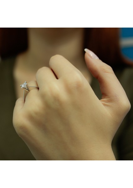 Lova G Renk 0,50 Karat Pırlanta Tektaş Yüzük 1020044