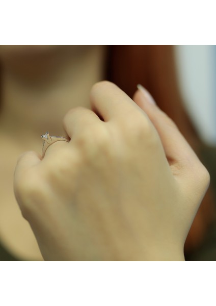Lova D Renk 0,16 Karat Pırlanta Tektaş Yüzük 1030013