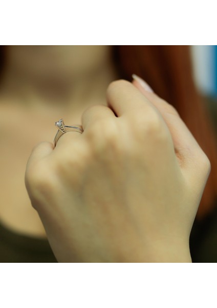 Lova F Renk 0,15 Karat Pırlanta Tektaş Yüzük 1020040