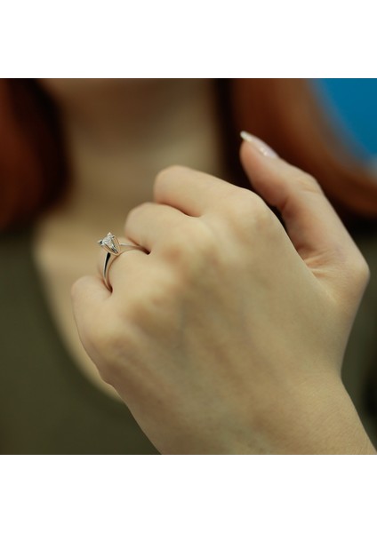 Lova D Renk 0,20 Karat Pırlanta Tektaş Yüzük 1050122 modelleri