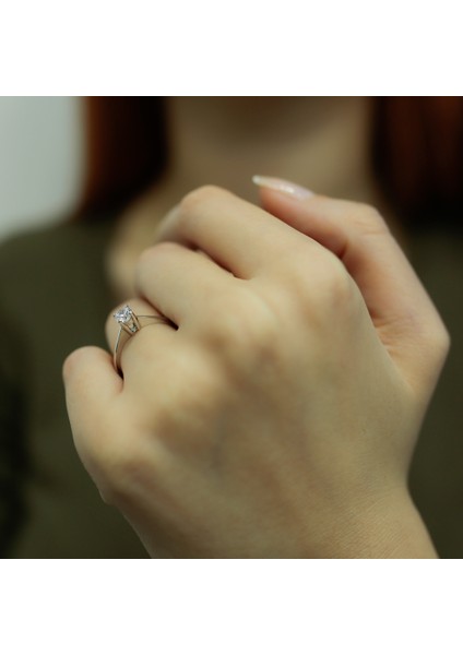 Lova D Renk 0,30 Karat Pırlanta Tektaş Yüzük 1020107 modelleri
