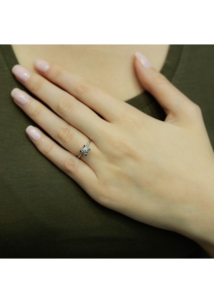 Lova 0,50 Karat Efektli Pırlanta Tektaş Yüzük 1040102