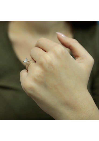 Lova G Renk 0,72 Karat Pırlanta Tektaş Yüzük 1060005