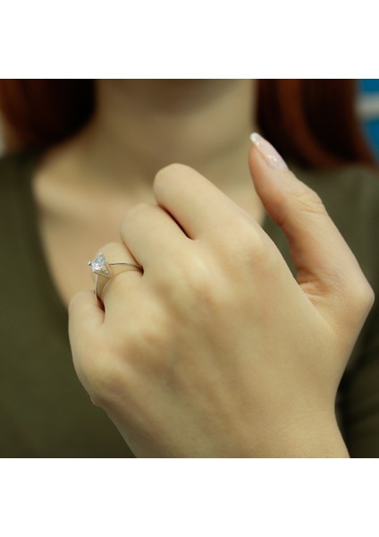 Lova E Renk 0,50 Karat Pırlanta Tektaş Yüzük 1060004