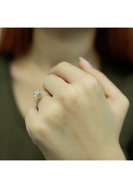 Lova 0,50 Karat Efektli Pırlanta Tektaş Yüzük 1040105 modelleri