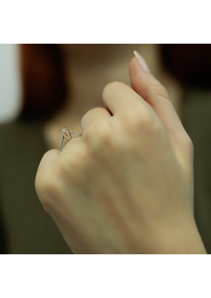 Lova E Renk 0,13 Karat Pırlanta Tektaş Yüzük 1040007