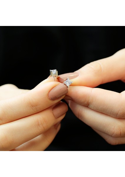 Lova 0,54 Karat Pırlanta Tektaş Küpe 3030005