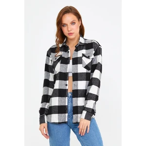 Tarz Cool Siyah-Beyaz Kadın Slim Fit Düğmeli Yaka Çift Cepli Oduncu Ekose Gömlek