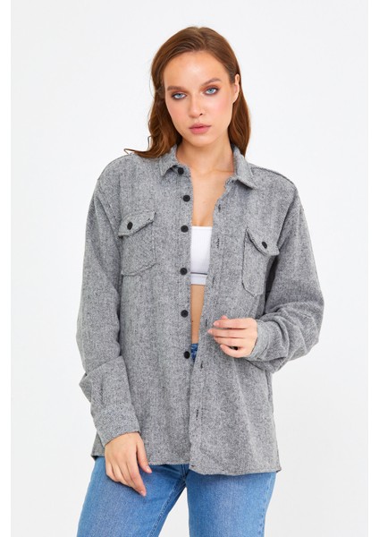 Gri Kadın Slim Fit Düğmeli Yaka Çift Cepli Oduncu Düz Gömlek