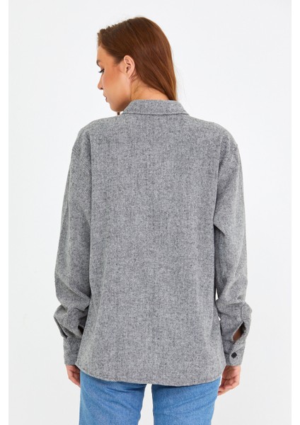 Gri Kadın Slim Fit Düğmeli Yaka Çift Cepli Oduncu Düz Gömlek fırsatları