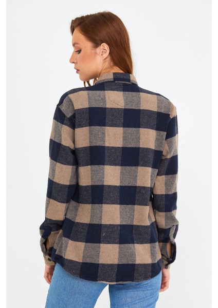 Kahverengi Kadın Slim Fit Düğmeli Yaka Çift Cepli Oduncu Ekose Gömlek fırsatları