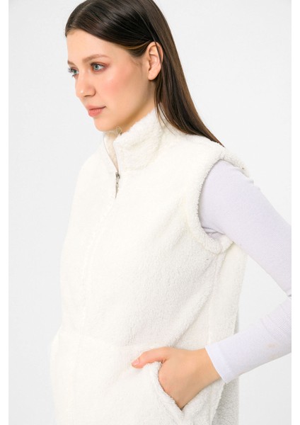 Kadın Ekru Dik Yaka Fermuarlı Peluş Yelek modelleri