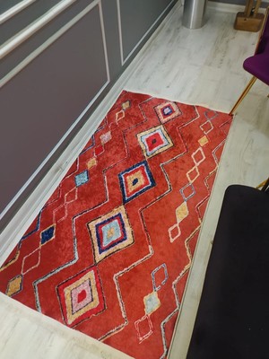 Kaymaz Tabanlı Yıkanabilir Kırmızı Kilim Desenli Dokuma Taban Halı