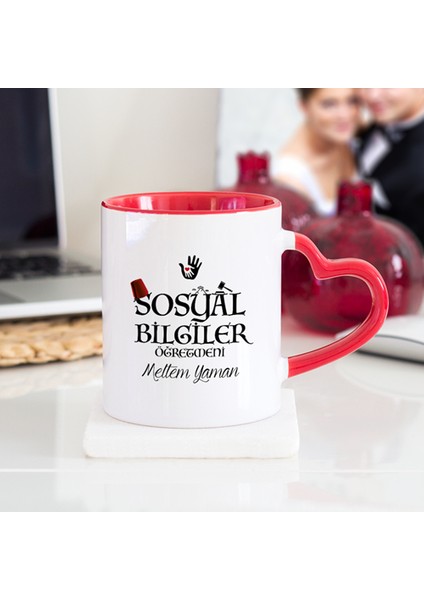 Kişiye Özel Sosyal Bilgiler Öğretmeni Kalpli Kupa Bardak - Kırmızı