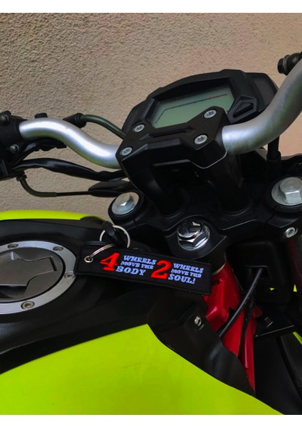 4 Wheels Move The Body 2 Wheels Move The Soul Motorcu Kumaş Anahtarlık fiyatları