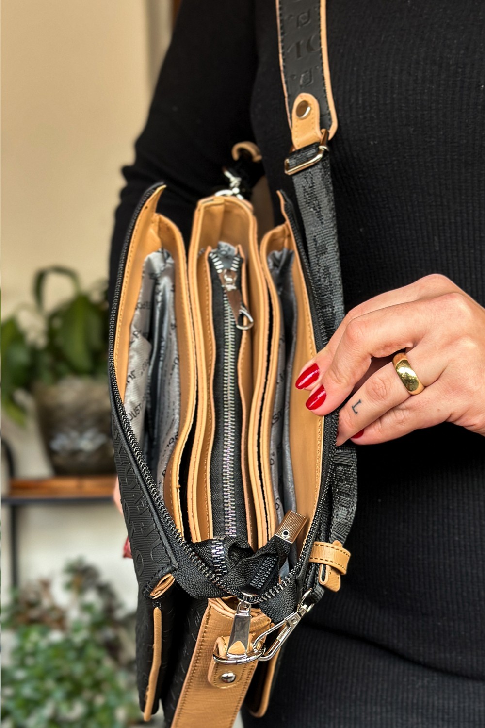 Just Polo Kadın 3 Bölmeli Ayarlanabilir Uzun Askılı Postacı Çanta ve Cüzdan Kombini Siyah - Taba Uzun Askılı Ergonomik Tasarım görsel 8