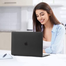 TEKNETSTORE Apple Macbook Air M2 13.6 Inç 2022 M2 Çip A2681 Uyumlu Siyah Karbon Kılıf Koruyucu Sert Kapak Parlak