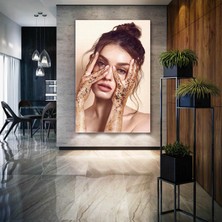 Makyajlı Elinde Ananas Tutan Kadın Gold Saç Aksesuarlı Dekoratif Dikey Kanvas Tablo