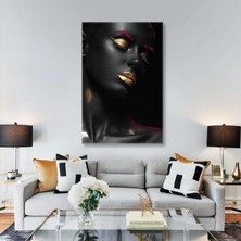 Gold Halka Takılı Altın Makyajlı Poz Veren Kadın Kuyumcu Dekoratif Dikey Kanvas Tablo